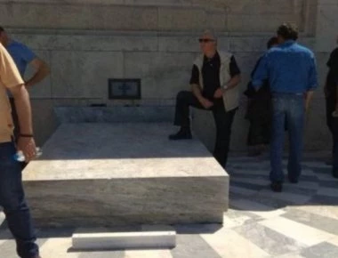 Kαταδίκη του Συλλόγου Ευζώνων Προεδρικής Φρουράς για τον συνδικαλιστή που πάτησε πάνω στο μνημείο του Αγνώστου Στρατιώτη